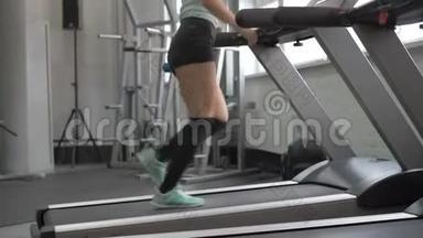 人们在健身俱乐部、健身房和体育活动中训练。 女人在跑步机上锻炼和跑步。